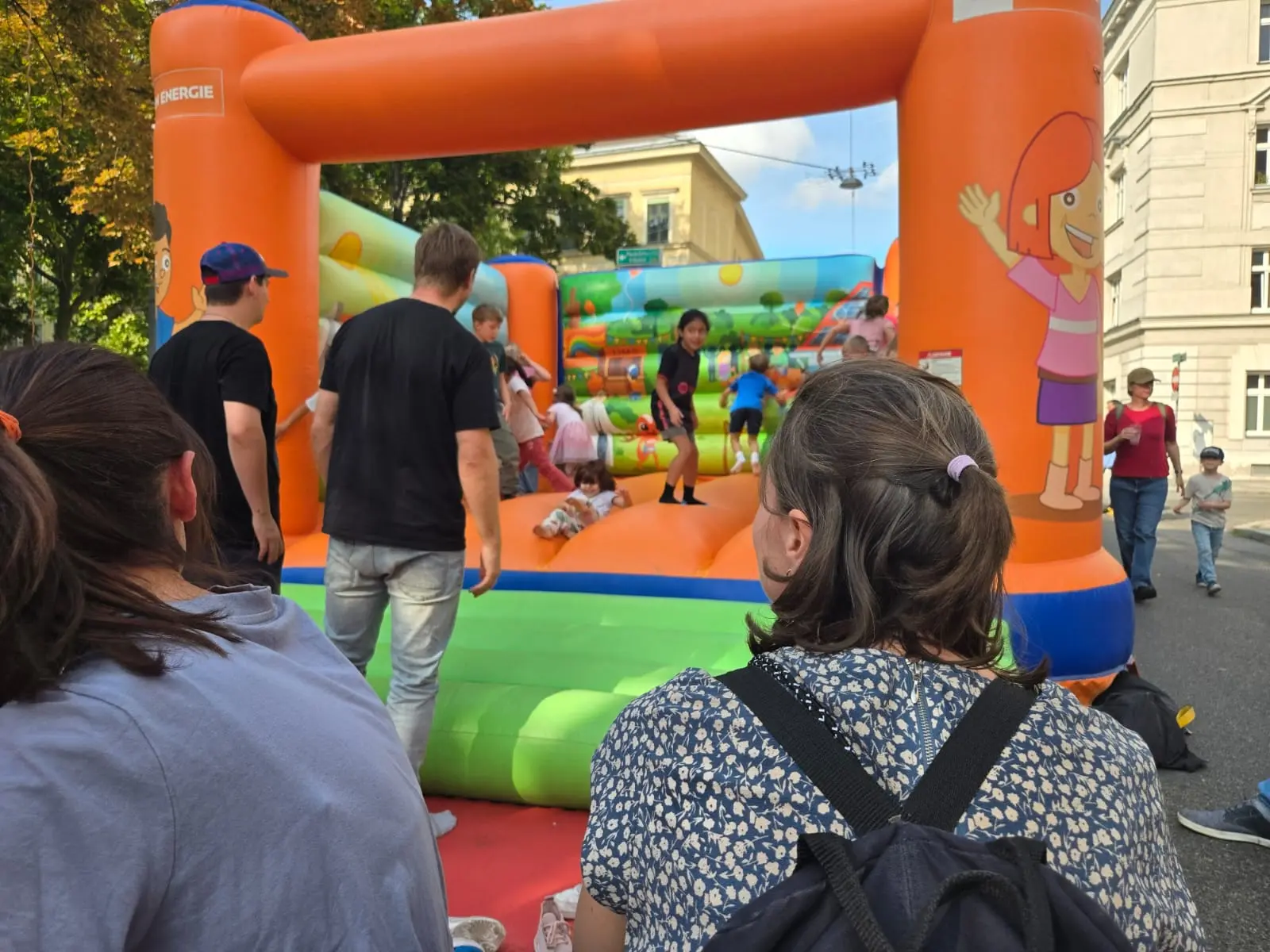 Kinder spielen bei der Hüpfburg am Kinzerplatzfest
