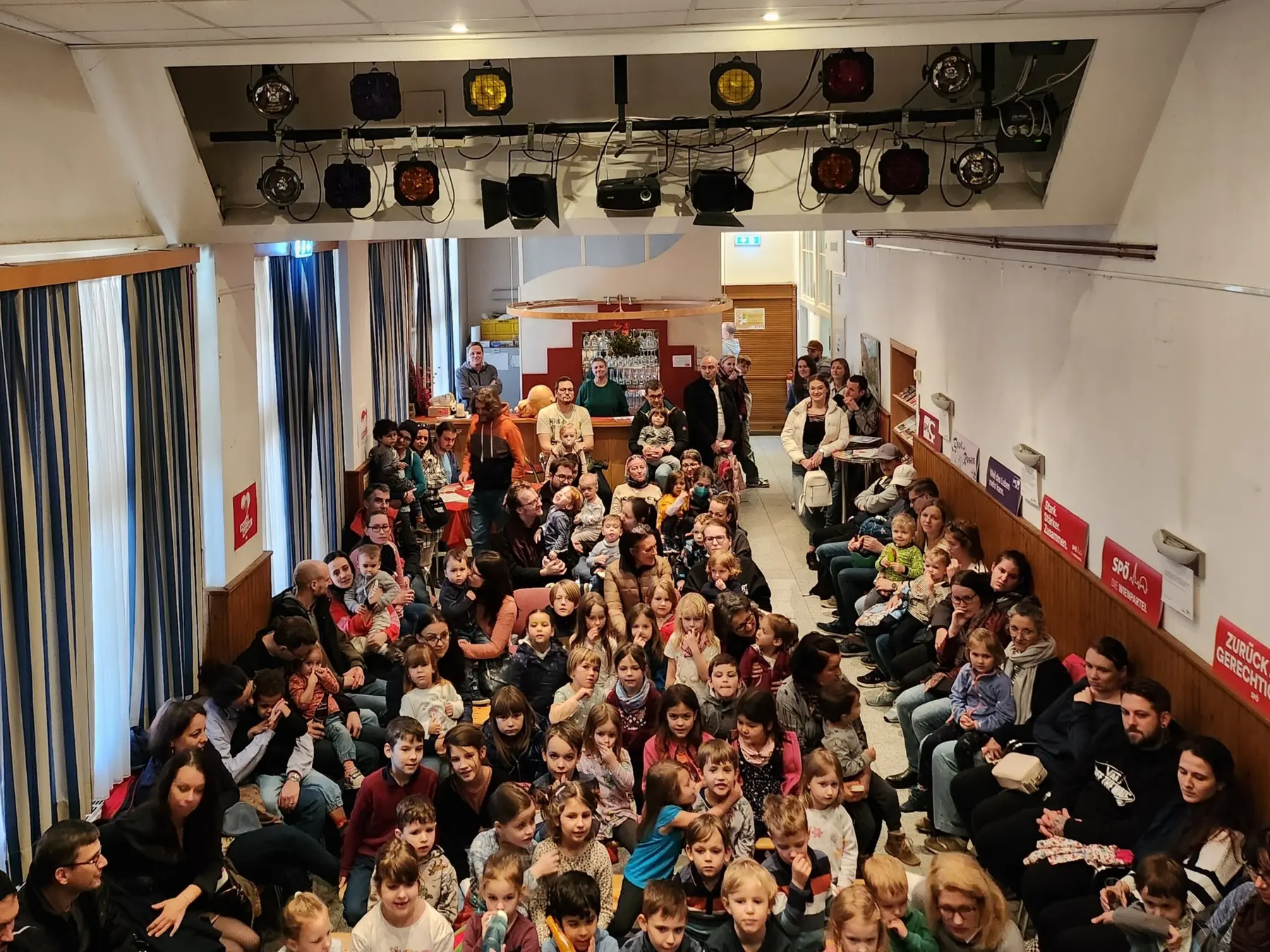Viele Kinder und Familien warten auf die Kasperlvorstellung